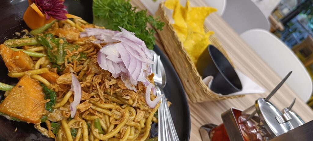 Yellow Hokkien Noodles -Restaurant ZomPaul in Patong Thailand- time-to-taste.com